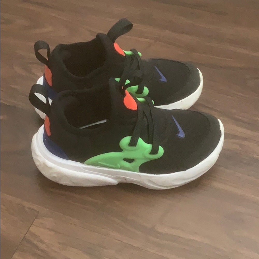 Nike Tennis Shoes